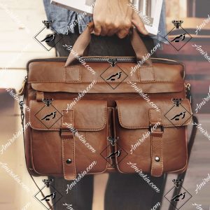 کیف چرم اداری قهوای در دست مرد