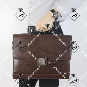 کیف چرم اداری قهوه ای در دست مرد